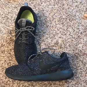 Speckled gray and black Nike Roshe Run